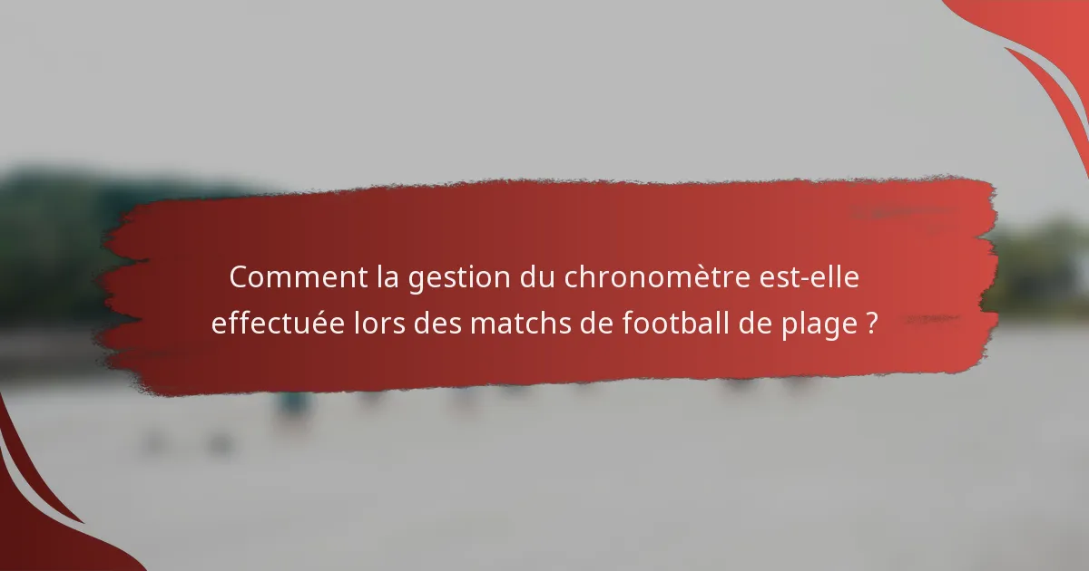 Comment la gestion du chronomètre est-elle effectuée lors des matchs de football de plage ?